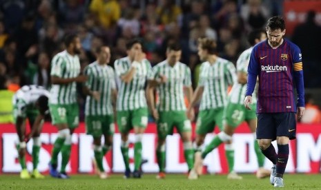  Ekspresi pemain Barcelona, Lionel Messi usai timnya ditumbangkan tim tamu, Real Betis dalam laga lanjutan Liga Spanyol di Camp Nou Stadium, akhir tahun lalu.