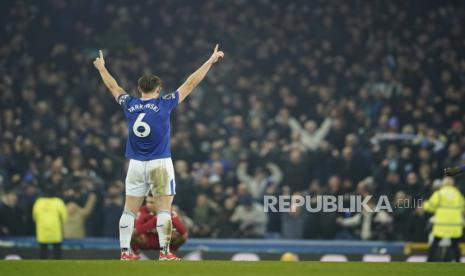 Ekspresi pemain Everton James Tarkowski selama pertandingan sepak bola Liga Primer Inggris melawan Liverpool di Stadion Goodison Park, Liverpool, Kamis, 13 Februari 2025 WIB.