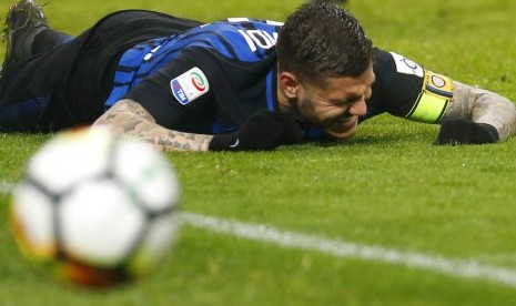 Ekspresi pemain Inter Milan Mauro Icardi saat kehilangan kesempatan mencetak gol di menit terakhir Liga Seri A antara AC Milan dan Inter Milan, Kamis (5/4).