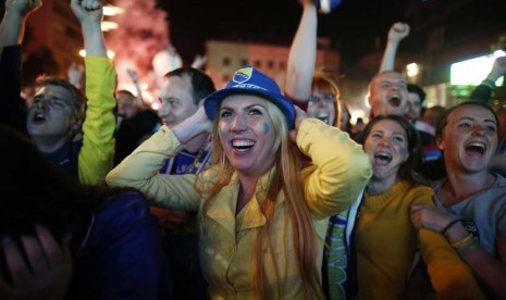 Ekspresi penggemar Bosnia setelah menonton Argentina mencetak gol selama Piala Dunia 2014, di alun-alun di Sarajevo 16 Juni 2014.