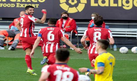 Ekspresi penyerang Atletico Madrid Luis Suarez (kiri) setelah menjebol gawang Cadiz dalam pertandingan La Liga Spanyol.