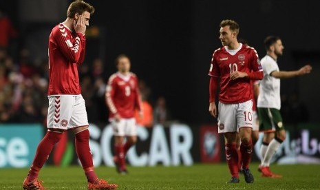  Ekspresi penyerang Denmark, Nicklas Bendtner (kiri) dan Christian Eriksen setelah timnya ditahan imbang Irlandia tanpa gol pada leg pertama play-off Piala Dunia 2018, Ahad (12/11) dini hari WIB.