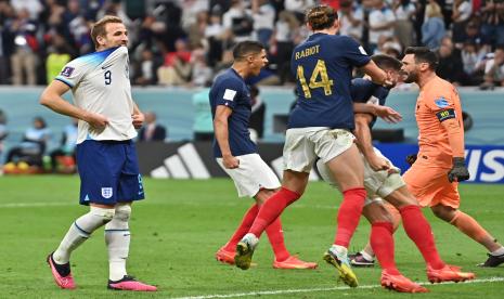 Ekspresi penyerang Inggris Harry Kane usai gagal mencetak gol dari tendangan penalti.