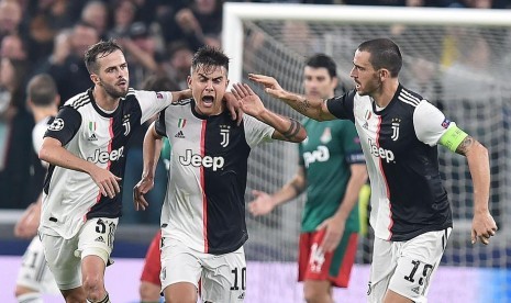 Ekspresi penyerang Juventus Paulo Dybala (kedua kiri) usai menjebol gawang Lokomotiv Moskow.