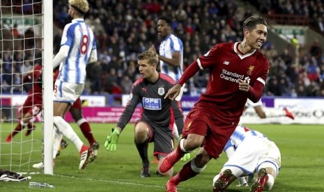 Ekspresi penyerang Liverpool Roberto Firmino (merah) seusai menjebol gawang Huddersfield Town, Rabu (31/1) dini hari WIB. Liverpool menang dengan skor 3-0.