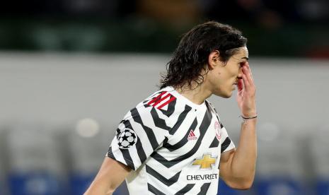 Ekspresi penyerang Manchester United, Edinson Cavani saat MU kalah dari Basaksehir 1-2 pada laga Liga Champions