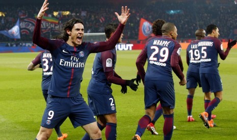 Ekspresi penyerang Paris Saint-Germain Edinson Cavani (kiri) seusai menjebol gawang Marseille.