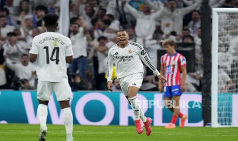 Ekspresi penyerang Real Madrid Kylian Mbappe selepas menjebol gawang Atletico Madrid dalam pertandingan La Liga Spanyol di Santiago Bernabeu, Madrid, Ahad (9/2/2025) dini hari WIB.