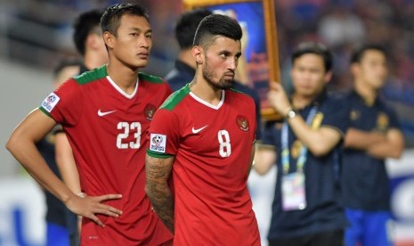 Ekspresi pesepak bola Indonesia, Hansamu Yama Pranata (kiri) dan Stafeno Lilipally, usai bertanding melawan Thailand pada final leg kedua Piala AFF 2016 di Rajamangala National Stadium, Bangkok, Thailand, Sabtu (17/12). 