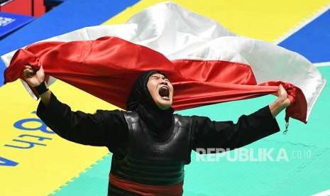 Ekspresi pesilat Indonesia Pipiet Kamelia usai mengalahkan pesilat Vietnam Thi Cam Nhi Nguyen dalam babak final Kelas D Putri Asian Games 2018 di Padepokan Pencak Silat Taman Mini Indonesia Indah (TMII), Jakarta, Rabu (29/8).