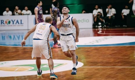 Ekspresi point guard Satria Muda Pertamina Widyanta Putra Teja selepas mencetak poin saat melawan RJ Amartha Hangtuah dalam lanjutan kompetisi basket IBL 2023 Seri 2 Malang di GOR Bimasakti, Ahad (29/1/2023). Satria Muda mengalahkan Amartha Hangtuah dalam laga ini., 