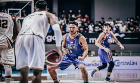 Ekspresi point guard Satria Muda Pertamina Widyanta Putra Teja selepas mencetak poin saat melawan Dewa United Banten.