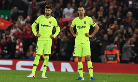 Ekspresi Sergio Busquets (kanan) dan Gerard Pique setelah Barcelona dibobol LIverpool pada pertandingan Liga Champions, Rabu (8/5) WIB.