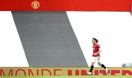 Ekspresi striker Manchester United, Edinson Cavani usai menjebol gawang Burnley di Stadion Old Trafford, Sabtu (18/4) malam.