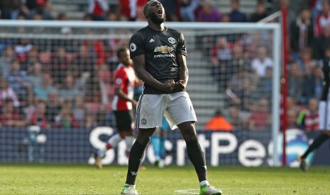 Ekspresi striker Manchester United, Romelu Lukaku pada laga Liga Primer Inggris lawan Southampton di Stadion Saint Mary's, Sabtu (23/9). Lukaku mencetak gol kemenangan United pada laga ini.