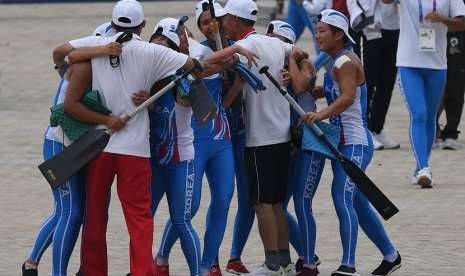 Ekspresi tim perahu tradisional putri Unified Korea seusai memenangi final Kompetisi Perahu Tradisional (TBR) 500 meter putri Asian Games di danau Jakabaring, Palembang, Sumatera Selatan, Minggu (26/8). Unified Korea berhasil memperoleh emas, medali perak diraih oleh Cina dan perunggu diraih Thailand. 