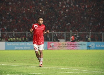 Ekspresi Titus Bonai usai sukses menjadi eksekutor penalti pertama ke gawang Malaysia pada partai final sepak bola SEA Games 2011, GBK Jakarta,Senin,(21/11). (Republika Online/Fafa)