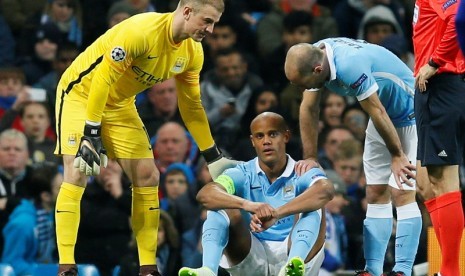 Ekspresi Vincent Kompany (tengah) saat cederanya kambuh.