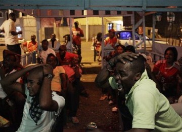 Ekspresi warga Equatorial Guinea melihat tim nasionalnya menghadapi Libya dalam laga pembuka Piala Afrika 2012 di sebuah bar di Malabo, Equatorial Guinea, Sabtu (21/1). 