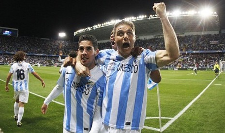 Ekspresi winger Malaga Joaquin (kanan) merayakan gol yang dicetak Isco (kiri) paga laga melawan Porto pada leg kedua 16 besar Liga Champions di La Rosaleda, Kamis (14/3) dini hari. Malaga menang agregat 2-1 dan lolos ke perempat final.