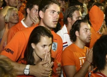 Ekspresi pendukung tim Oranye di Amsterdam