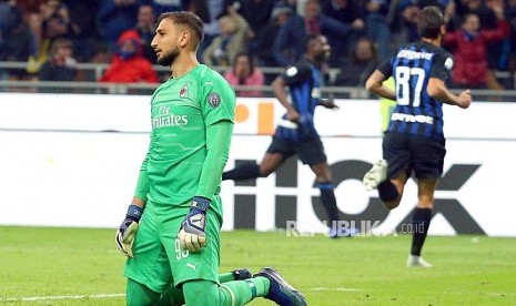 Eksresi kiper AC Milan Gianluigi Donnarumma usai laga derby antara Inter Milan dan AC Milan di Stadion San Siro, Milan, Senin (22/10) dini hari.