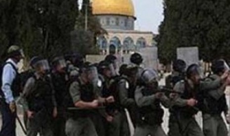 Ekstremis Yahudi di Masjid Al Aqsa dikawal ketat polisi Israek. Zionis Israel berupaya melakukan Yahudisasi terhadap Masjid Al Aqsa Palestina