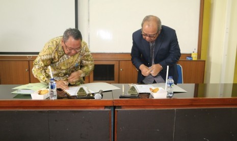 Rektor Ikopin Dr Burhanuddin Abdullah dan Ketua Umum KPPD DKI Jakarta H Hasanuddin menandatangani kesepakatan kerja sama di Kampus Ikopin, Jatinangor, Kabupaten Sumedang, Jawa Barat.