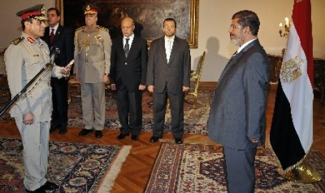 El-Sissi (kiri) dan Mohammed Morsi (kanan)