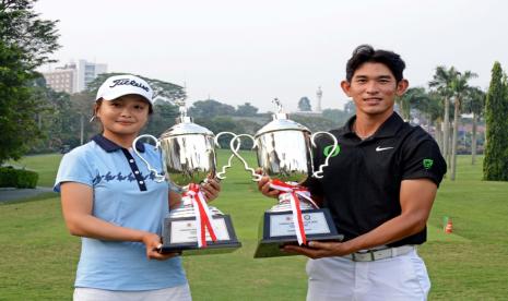 Elaine Widjaja (kiri) dan Gabriel Hansel Hari menjadi juara di Pondok Indah Golf Course, Jakarta, Kamis (5/7/2023). 