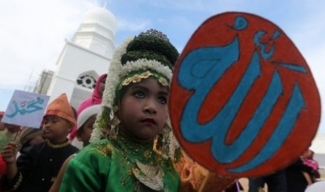 elajar taman kanak-kanak (TK) memakai pakaian adat saat mengikuti pawai menyambut Tahun Baru Islam di Ulee Kareng, Banda Aceh, Aceh, Sabtu (10/10)