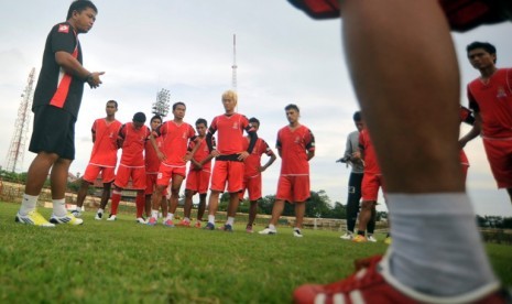 elatih Persijap Jepara, Agus Yowono (kiri), memberi arahan kepada pemainnya saat ujicoba lapangan di Stadion Andi Mattalatta Makassar, Sulsel, Jumat (23/3). Persijap Jepara akan menghadapi tuan rumah PSM Makassar dalam lanjutan Indonesia Premier League 201