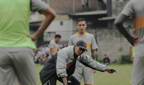 elatih PSS Sleman, Freddy Muly.