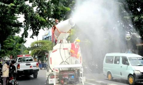 elawan Palang Merah Indonesia (PMI) melakukan penyemprotan disinfektan di wilayah kecamatan kebayoran  lama dan kecamatan tanah abang, Jakarta.