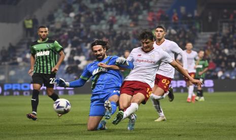 Eldor Shomurodov dari Roma, kanan, berebut bola dengan Andrea Consigli dari Sassuolo selama pertandingan sepak bola Serie A Italia antara Sassuolo dan AS Roma di Stadion Mapei di Sassuolo, Italia, Kamis (10/11/2022).