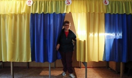 Election commission worker Vera Pozhidaeva demonstrates the readiness of a polling station for Sunday's referendum in the eastern Ukrainian city of Lugansk May 10, 2014. 