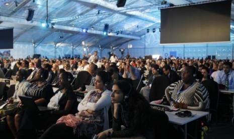 elegates listen as COP 20 President and Peru's Environment Minister Manuel Pulgar Vidal makes an announcement during a plenary session of the U.N. Climate Change Conference COP 20 in Lima December 12, 2014.