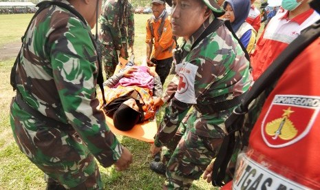  Elemen Gabungan Penanganan Kebencanaan melakukan evakuasi korban tanah longsor menuju tenda darurat, saat digelar Simulasi Penanganan Kebencanaan, yang digelar Korem 073/Makutarama.