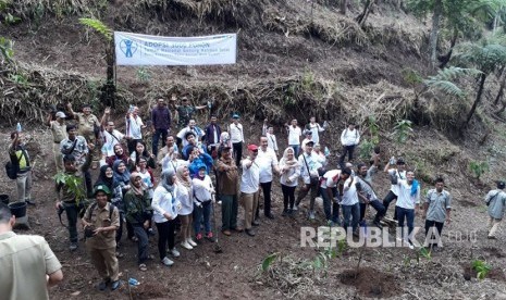 Elemen masyarakat yang terdiri dari Balai Taman Nasional Gunung Halimun Salak (TNGHS), PT Amerta Indah Otsuka dan masyarakat sekitar melakukan penanaman 3.000 pohon di lahan kritis TNGHS, Selasa (3/4).