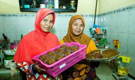 Elfa Susanti, penjual kue di Surabaya bisa lebih berhemat menggunakan gas bumi dari PGN.