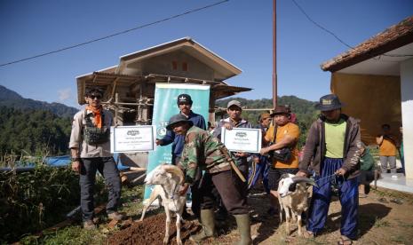 Elfoundation salurkan hewan qurban 10 domba dan empat sapi ke berbagai pelosok Jabar.