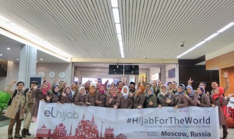 Rombongan Elhijab di bandara Soekarno-Hatta, Tangerang, Banten, Senin (14/11) bersiap berangkat menuju Rusia dalam rangka acara kampanye Hijab for the World.