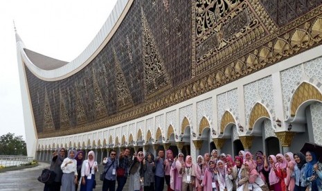 Wisata religi ke Masjid Raya Sumatra Barat.