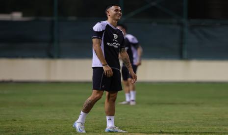 Eliano Reijnders during the Indonesian national team training session at Hamad Town Youth & Sports Ground on Tuesday (8/10/2024) evening.