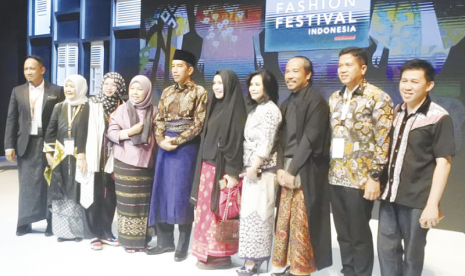 Elidawati Ali oemar bersama Presiden Jokowi di Muslim Fashion Festival Indonesia 2018 di Jakarta