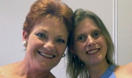 Elise Chapman (kanan, bersama dengan pemimpin One Nation Pauline Hanson.