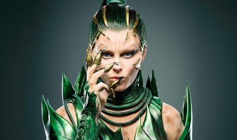 Elizabeth Banks Rita Repulsa, karakter musuh utama di film Power Rangers Reboot. 