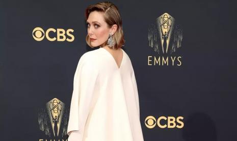 Elizabeth Olsen dalam acara Emmy Awards 2021. Sebagian tamu di Emmy Awards tak mengenakan masker. Namun, mereka telah divaksinasi Covid-19.