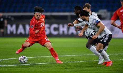 Eljif Elmas (kiri), pencetak gol kemenangan Makedonia Utara atas Jerman. 