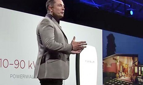  Elon Musk menerangkan soal ‘Powerwall’ di Studio Deasin Tesal di Hawthorne, California.